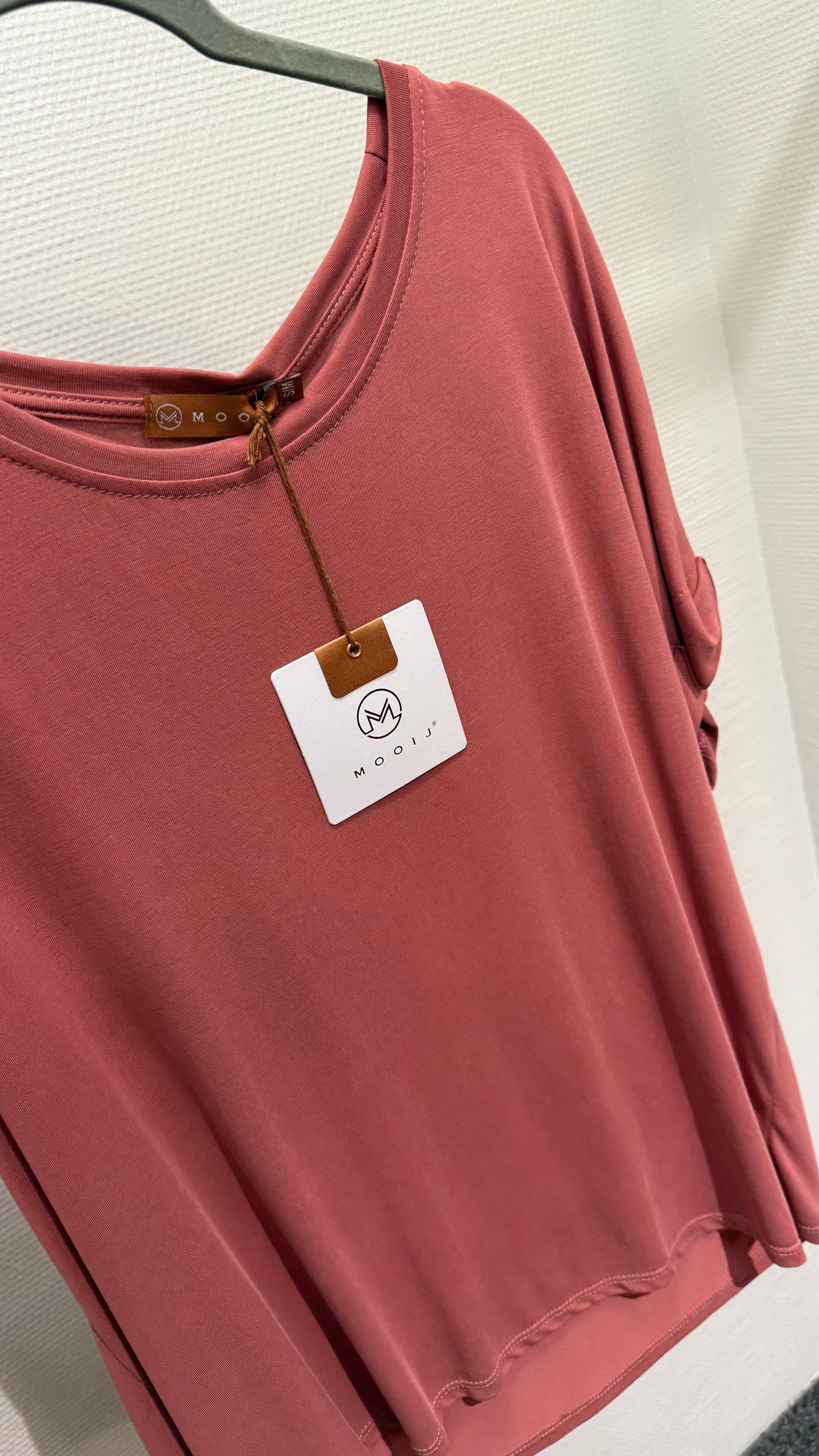 Shirt rose-rot