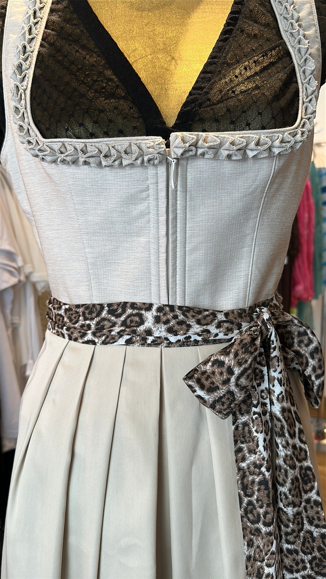 Dirndlschürze in Leo-Muster