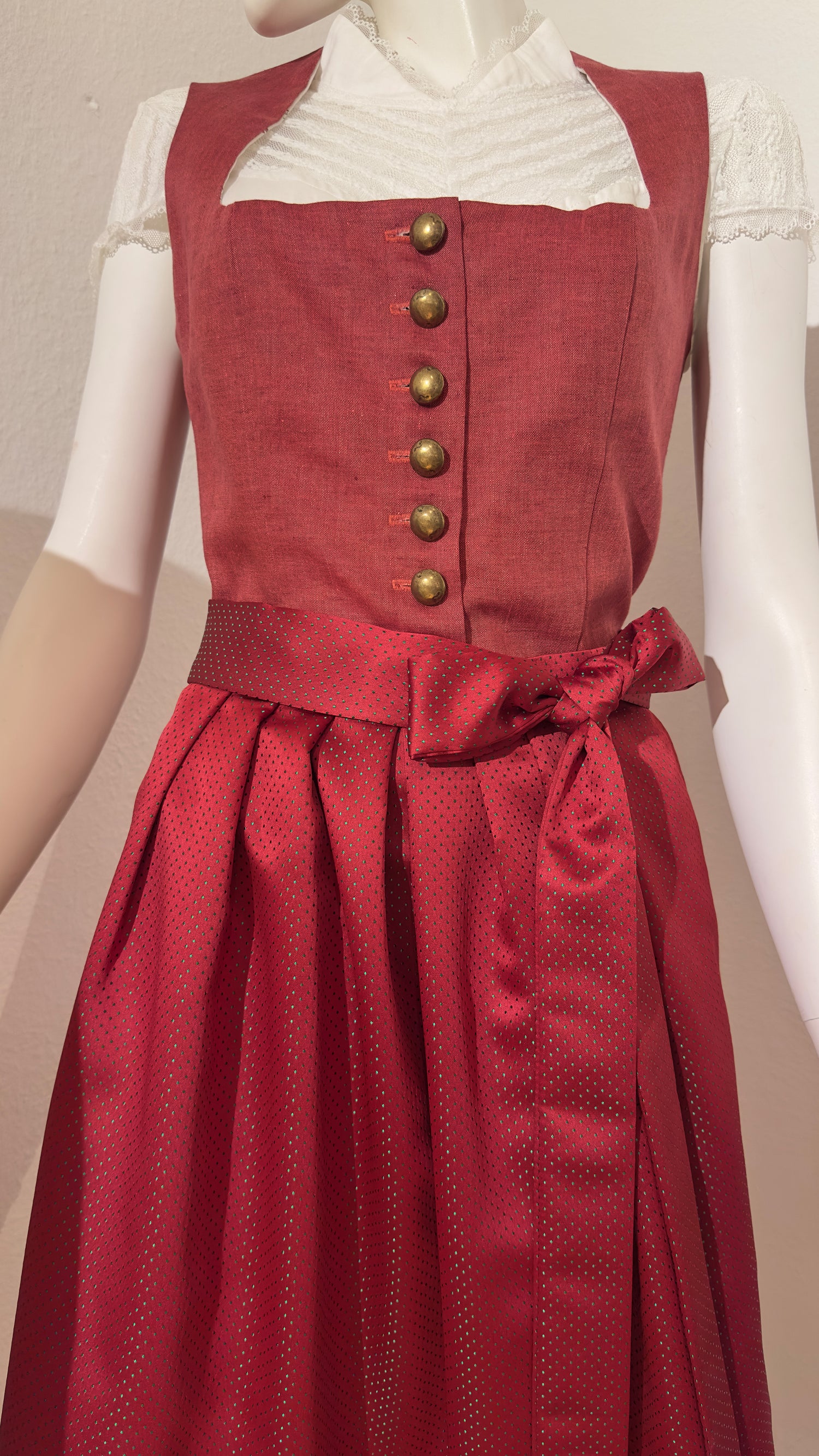 Dirndl Goldstich rot 75cm