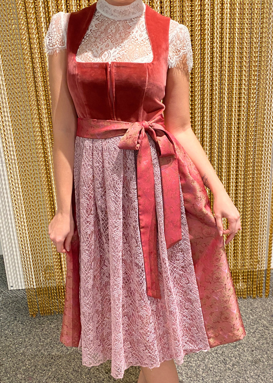 Dirndl Goldstich Samt mit Spitzenschürze 73cm