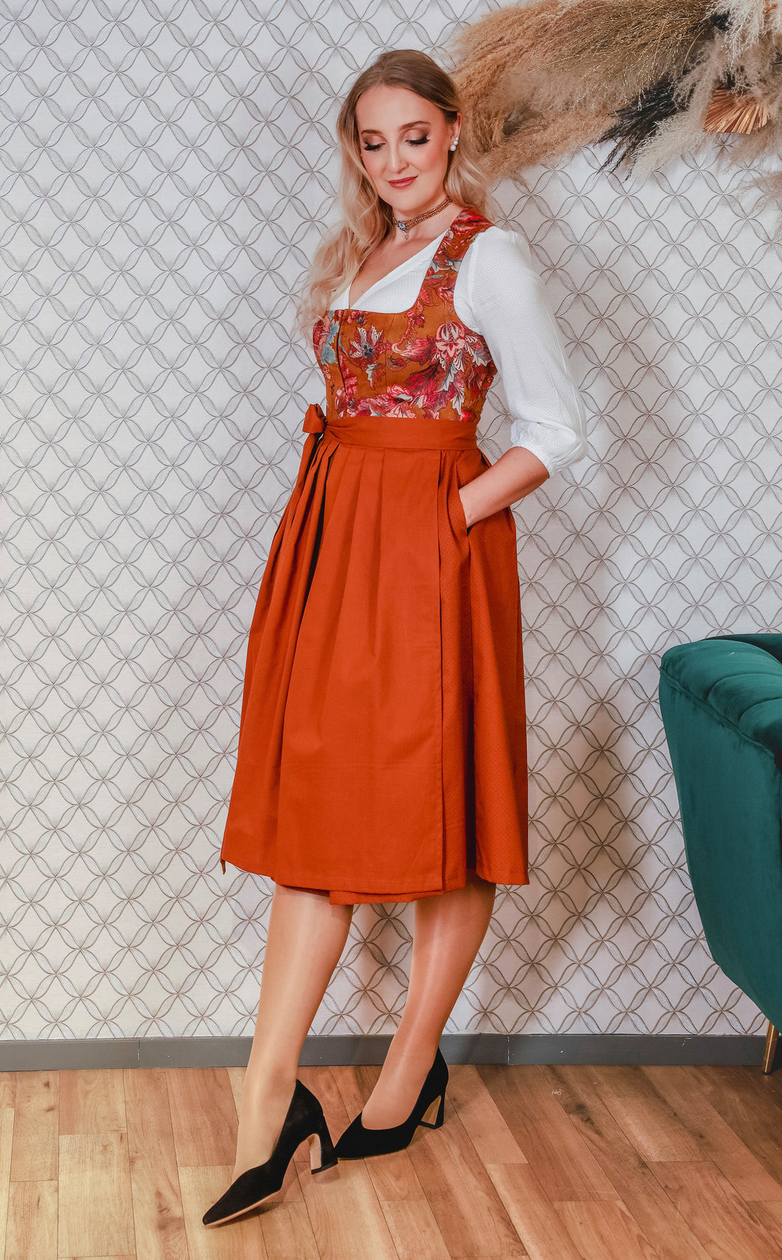 Samtdirndl Goldstich Blumen orange